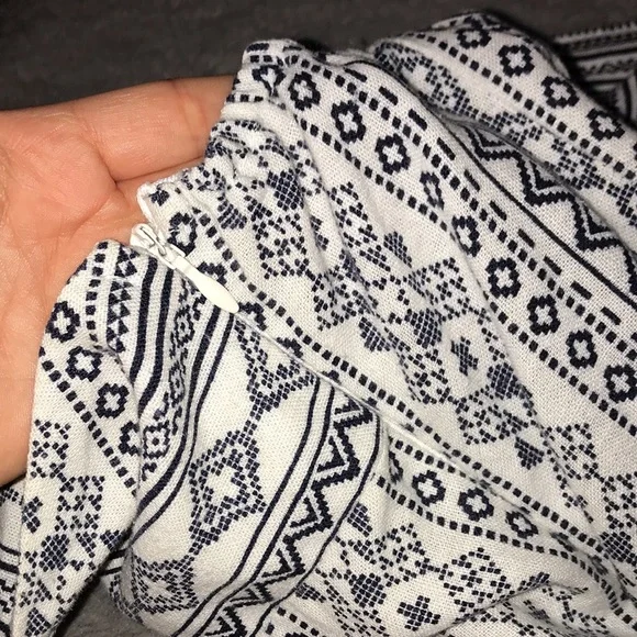 Romper from ‘FASHION ON EARTH’ size small, has a blue white pattern - Picture 9 of 9